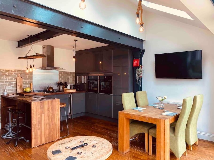 Lovely Semi-Beach 2X Pubs -5 Min Walk-Pets Welcome-Parking-Garden Scalby  Exterior photo